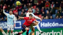 Costas disputa un bal�n con Budimir durante el Osasuna-Real Oviedo