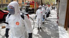 Efectivos de la Unidad Militar de Emergencias realizando  tareas de desinfección en Cataluña