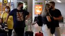 Viajeros con destino al Reino Unido en el aeropuerto de Tenerife Sur