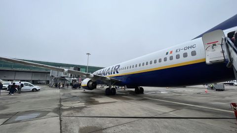 Un avin de Ryanair, llegado hace tres das a Santiago desde Stansted, con numerosos emigrantes y visitantes de la zona a bordo, pero muy lejos de las rutas diarias con Suiza.