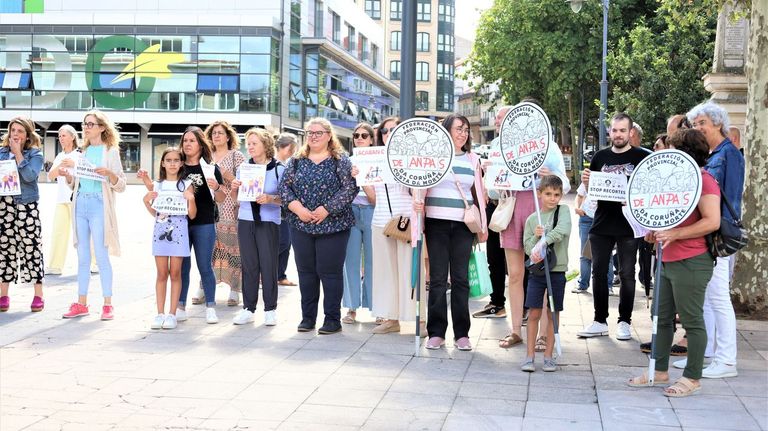 Concentración de familias afectadas del CEIP Xesús San Luís Romero