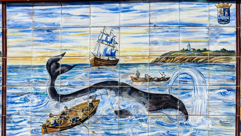 Panel de cer�mica en la Mesa de los Mareantes de Luarca