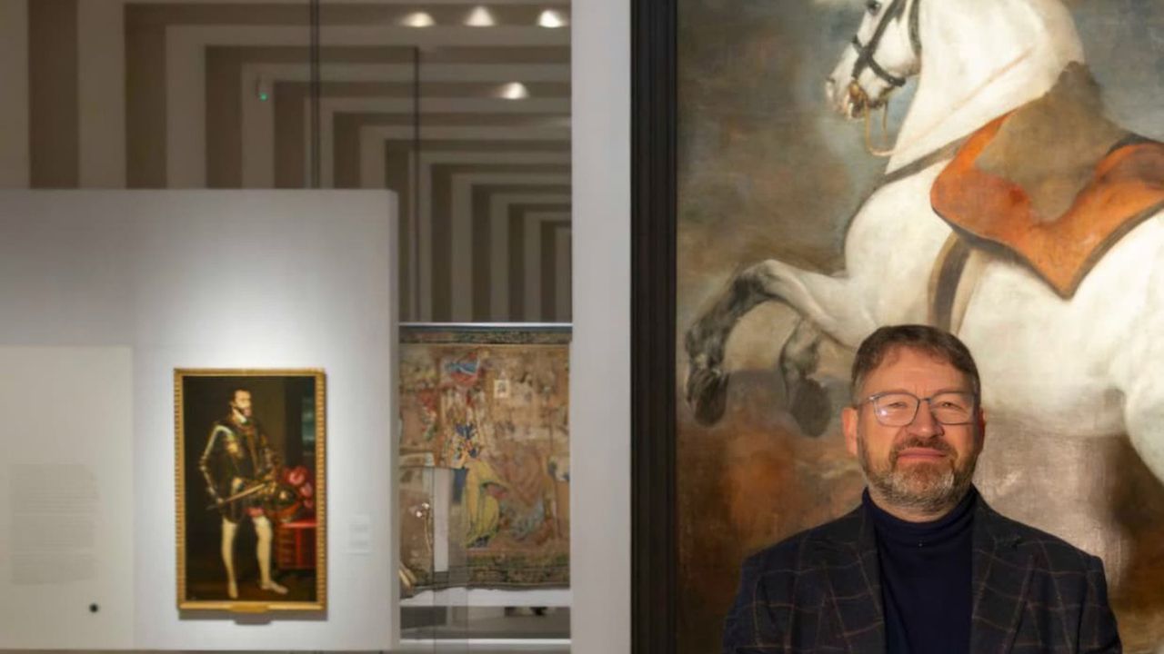 Maquetas modernistas en la Casa de Cultura de Chantada.V�ctor Cageao, retratado ante el lienzo de Vel�zquez �Caballo blanco� (1634-1638), en una de las salas de la Galer�a de las Colecciones Reales.