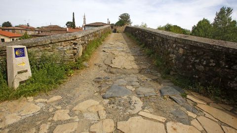 El puente medieval de San Xoán de Furelos, por el que el año pasado pasaron más de 189.000 personas, está vacío