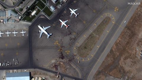 Imagen de satélite que muestra la marea humana que ha invadido las pistas del aeropuerto de Kabul.