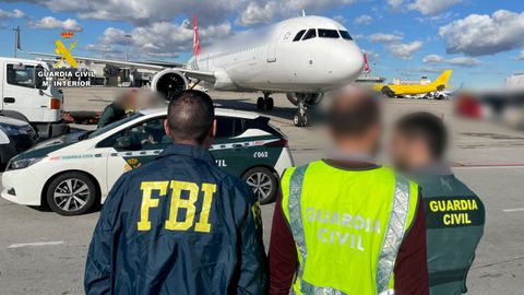 Agentes del FBI y de la Guardia Civil, durante la detención del testaferro en Barajas.