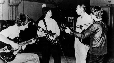George Martin (segundo por la derecha), en una sesin de los Beatles