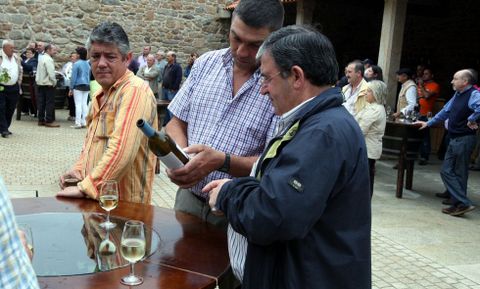 Un jurado premiará a los mejores vinos Rías Baixas y a los cosecheros particulares de Barro. 