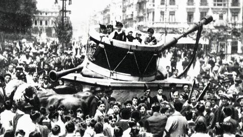 Oviedo Desfile folclórico durante la fiesta de La Balesquida de 1930. Según contaba la revista madrileña «Mundo Gráfico», la carroza de la imagen tenía por nombre «Xente de Uvieu»