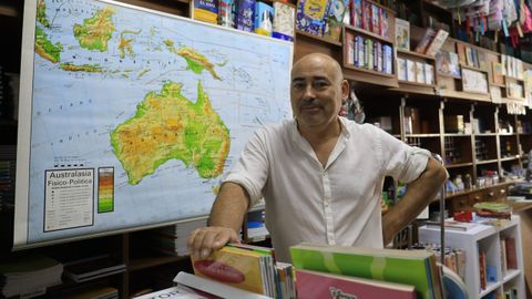Santiago Mayo Sobrino, hijo del protagonista y narrador de su historia, en la misma librería que fundaron sus padres.