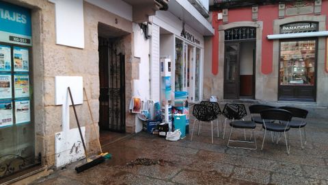 Tareas de limpieza en las calles de Viveiro tras la tromba de agua
