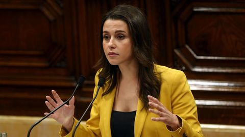 La líder de Ciudadanos, Inés Arrimadas, se dispone a dar la réplica al candidato Puigdemont.
