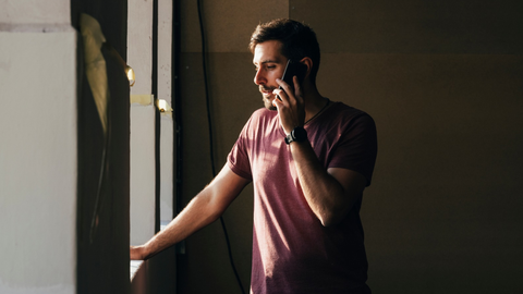 Un hombre hablando por tel&eacute;fono en una imagen de archivo.