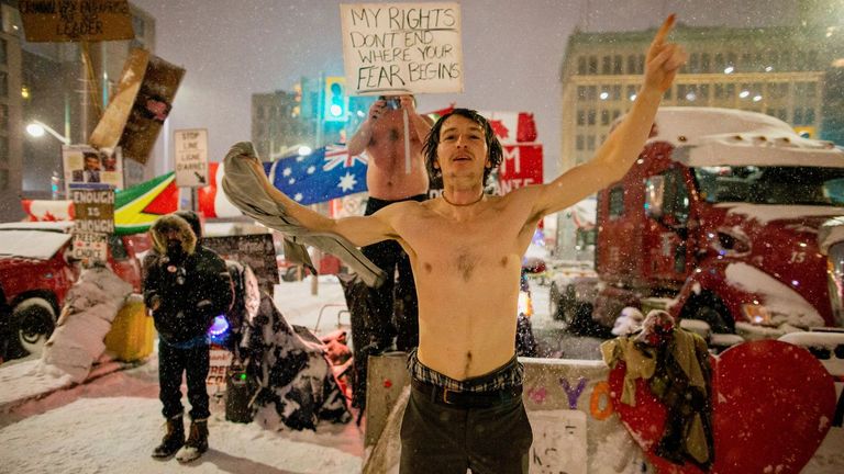 Manifestante antivacunas baila sin camiseta bajo la nieve junto al Parlamento de Canadá, en Ottawa