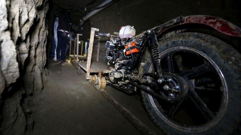 La motocicleta que usaron para ayudar en la excavacin del tnel
