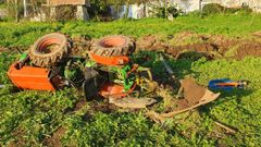 Así quedó el tractor tras el accidente de este miércoles en Fene, donde el conductor fue rescatado por Bomberos de Ferrol y GES de Mugardos