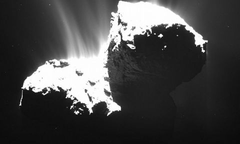 Chorros de polvo emergiendo del ncleo del cometa 67P Churyumov-Gerasimenko. 