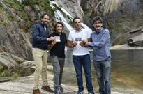 Ezequiel Mosquera con Claudio Chiapucci, Miguel Indurain e o alcalde, Jos Manuel Pequeo, na presentacin do Gran Fondo zaro 2015, efectuada na cascada o pasado mes de xullo. 