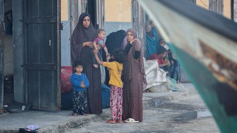 Una familia de palestinos, despus de un ataque en Rafah.