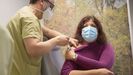 Vacunacin en Santiago del personal de ayuda a domicilio menor de 55 aos