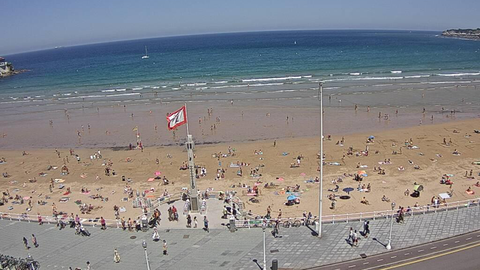 La playa de San Lorenzo, en Gij�n, este mediod�a captada por una c�mara de vigilancia