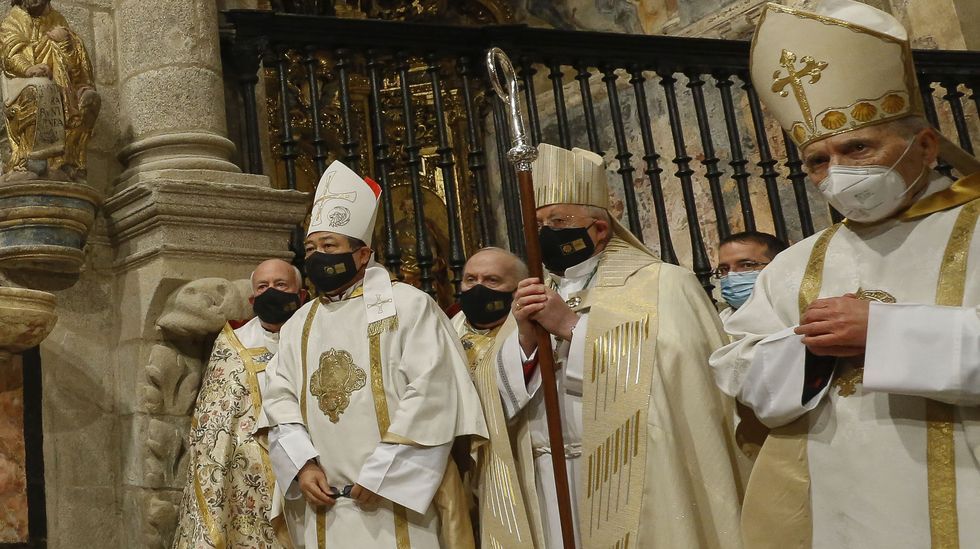 Un recorrido por el prestigioso alojamiento.El nuncio del papa en Espa�a, el filipino Bernardito Auza (segundo por la izquierda), fue quien anunci� la ampliaci�n del xacobeo al a�o 2022