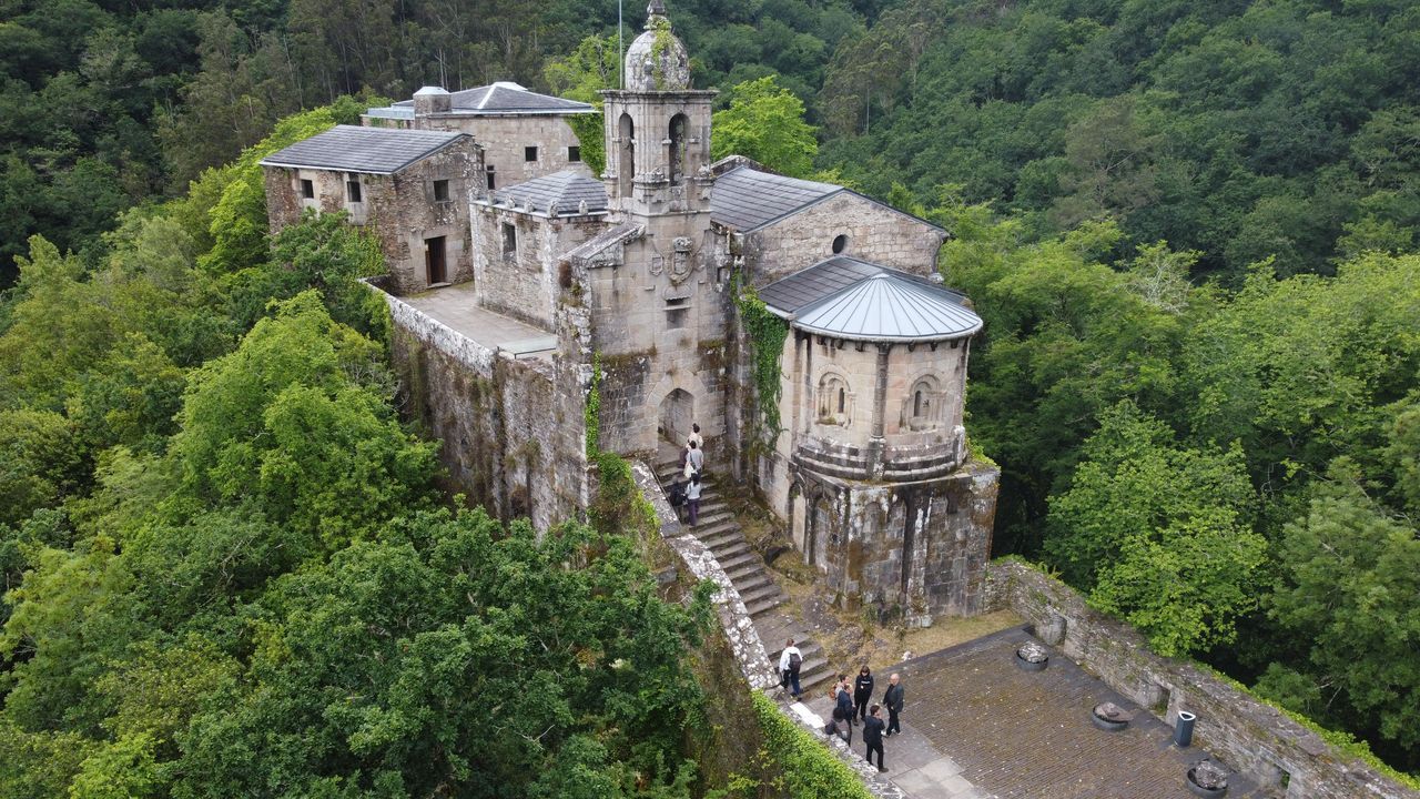 Los estudiantes visitaron el mi�rcoles el monasterio de Caaveiro y conocieron el proceso de musealizaci�n que est� llevando a cabo la Diputaci�n
