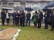 La lluvia arreci� en el momento de la ofrenda en el cementerio.