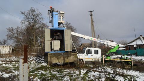 Varios operarios instalan un transformador en Shestakove, Ucrania.