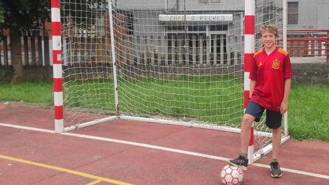 Diego, en el patio del IES Ferrol Vello con un balón de fútbol, su gran pasión