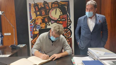 El Nobel de Química Davis MacMillan, firmando esta semana en el Libro de Honra del Concello de Pontevedra bajo la mirada del alcalde, Fernández Lores