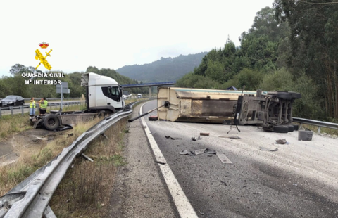 Accidente de un cami�n articulado en la A-8