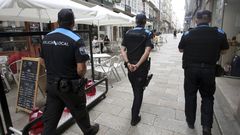 Agentes de la Polica Local de Ferrol controlando las terrazas en el centro de la ciudad