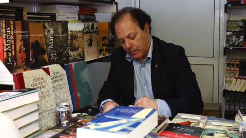 Javier Marías firmando una de sus obras en la Feria del Libro de Madrid