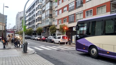 Autobús escolar llegando a un colegio privado de Vigo
