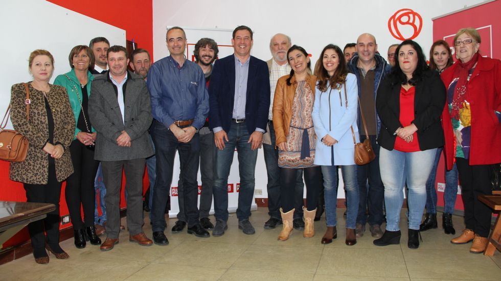 El muro que derribaron, a la izquierda, estaba enfrente del Concello, lugar en el que actualmente se est� construyendo una pensi�n. 