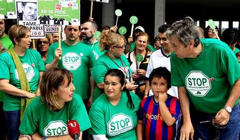 Movilización en Navia el pasado verano para evitar el desahucio de una vecina.
