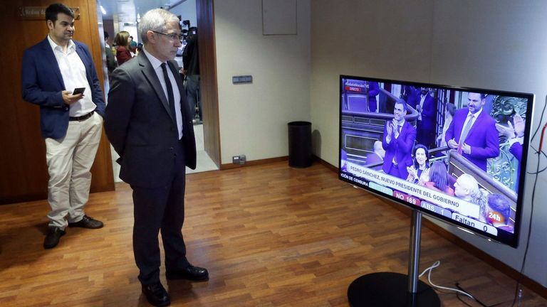 Nino Torre y Gaspar Llamazares contemplan el resultado de la votación de la moción de censura por televisión