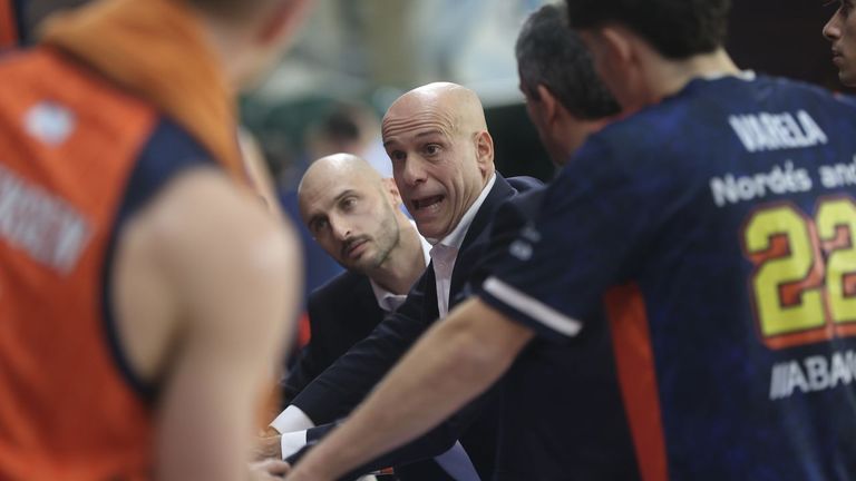 Carles Marco, técnico del Leyma Básquet Coruña: «Todos los equipos que juegan contra nosotros tienen ganas de hacer un buen partido y ganarnos»