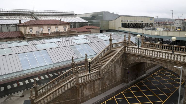 Estaciones ferroviarias que defraudan: de lo que se esperaba en Santiago y A Coruña a lo que hay