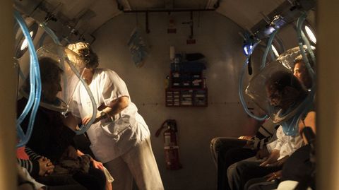 Un grupo de pacientes dentro de la cmara hiperbrica