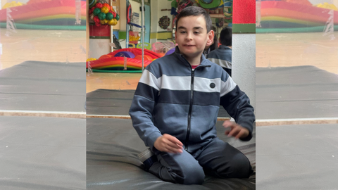 Javi est� matriculado en el colegio de Latores, donde recibe terapias adaptadas a su situaci�n