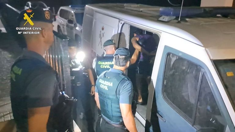 El brutal castigo por perder un cargamento de droga: obligado a comer sus heces y a beber agua con cemento