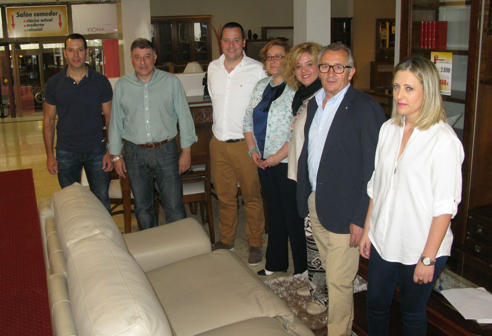 Jos� Sant�s, segundo por la derecha, es el nuevo propietario de Muebles La F�brica. 