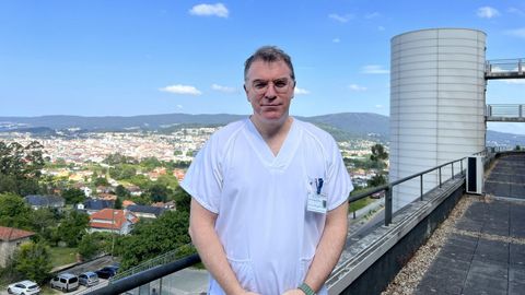 El médico Juan Turnes, jefe de digestivo del CHOP pontevedrés, en el Hospital Montecelo