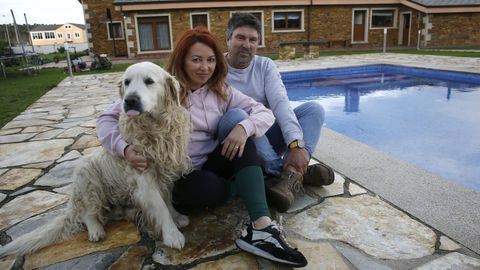 Rubn Fernndez y Alejandra Cambeiro, con uno de sus perros en su casa de Cervo