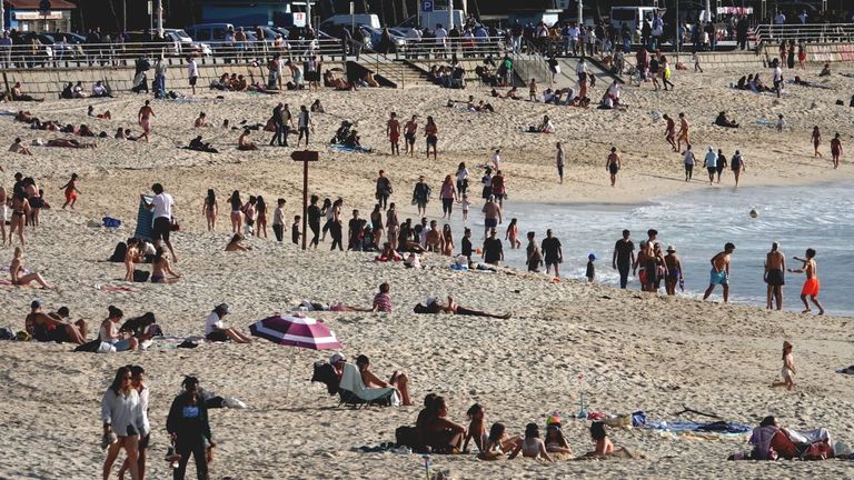 Vigo se echa a la playa con 25º a finales de otoño