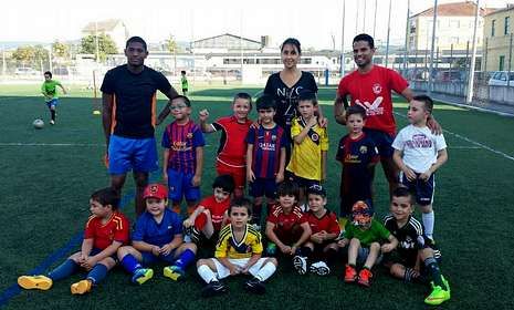 Los ni�os disfrutan con los entrenamientos de Smaily y de Anthony en el campo Luis Bodegas