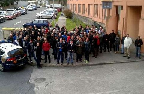 Unos 70 agentes antidisturbios se concentraron ayer frente al cuartel de la Polica Nacional en A Corua.