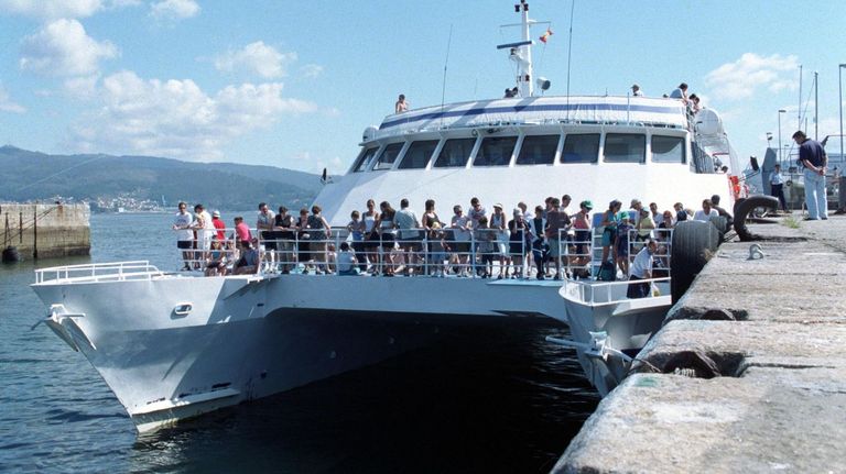 Foto de archivo de un catamarán en las islas Cíes